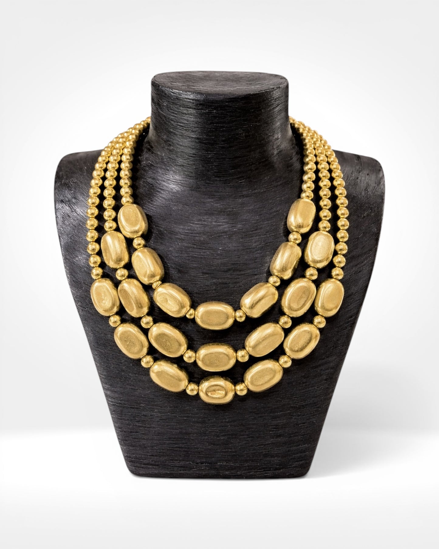 Collier de perles dorées superposées