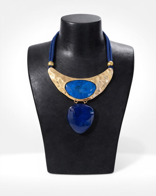 Collier plastron bleu marine