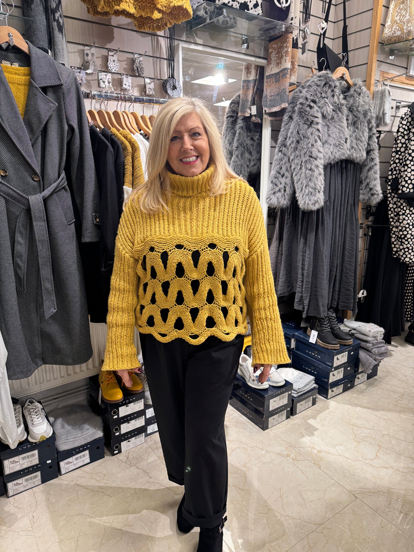 Pull en maille ondulée à col roulé côtelé ajouré